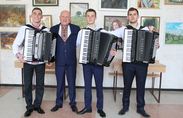 Студенти Панасик М. Буранич С. Величко А. із своїм викладачем доц. А. Баньковським.